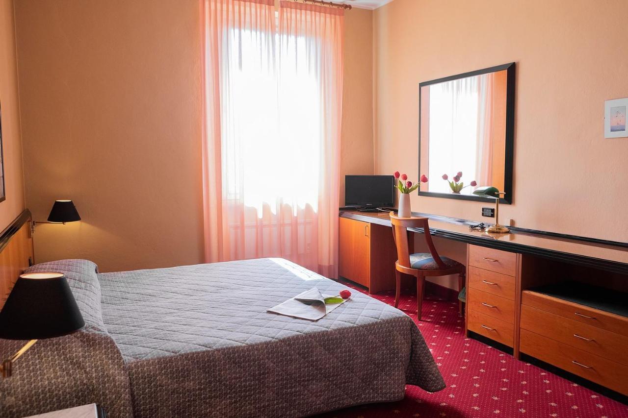 Hotel Milano Pool & Garden Salice Terme Bagian luar foto