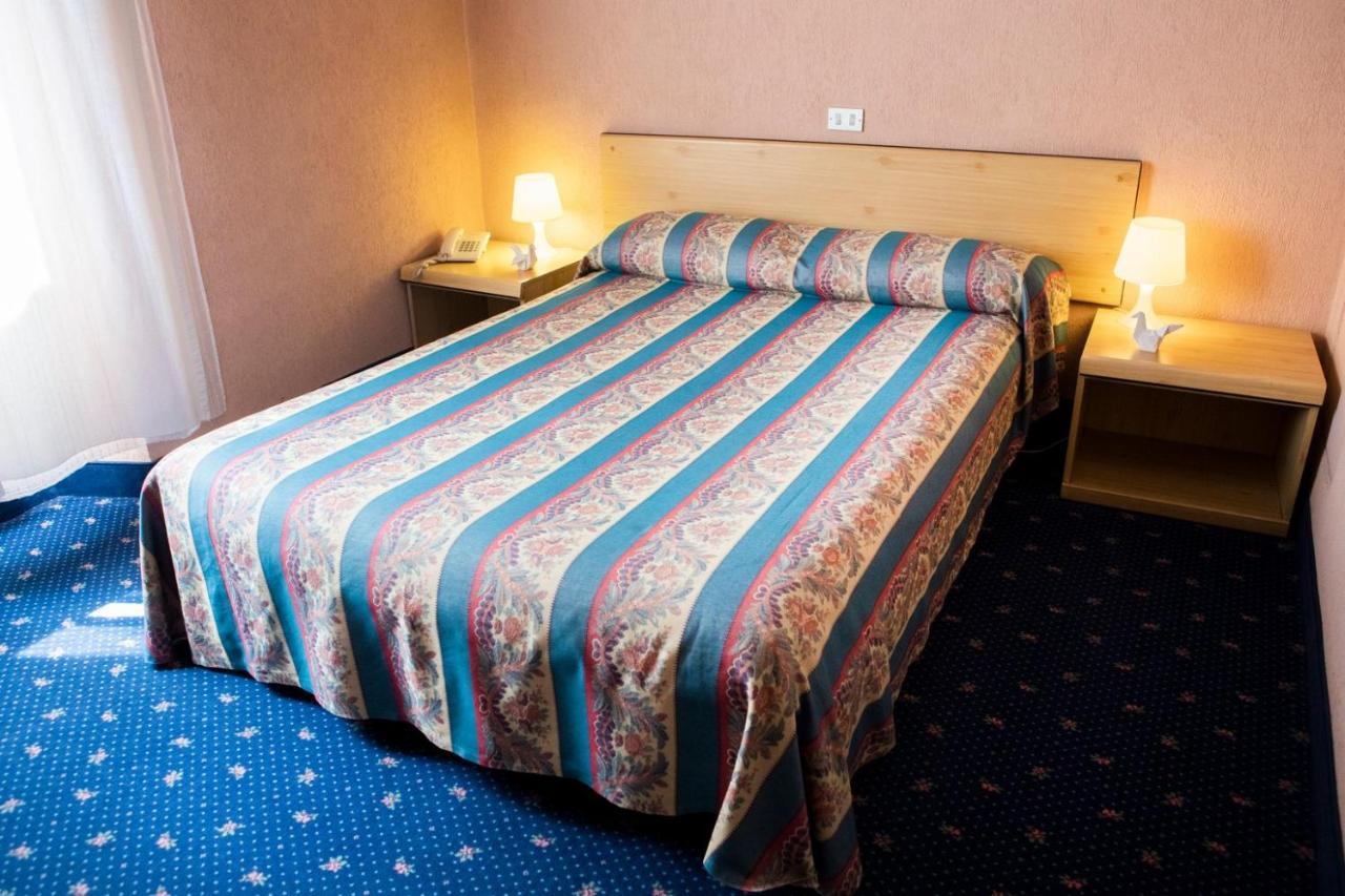 Hotel Milano Pool & Garden Salice Terme Bagian luar foto