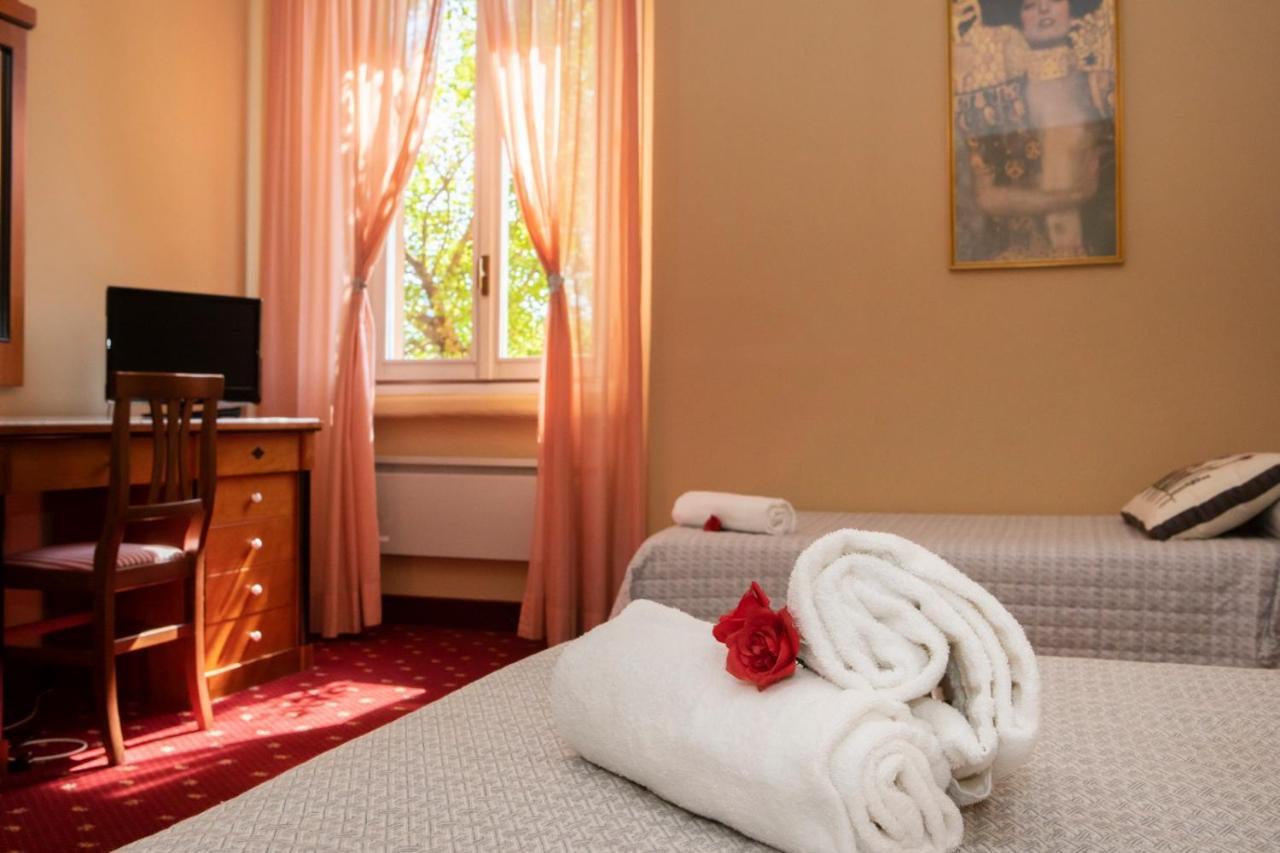 Hotel Milano Pool & Garden Salice Terme Bagian luar foto