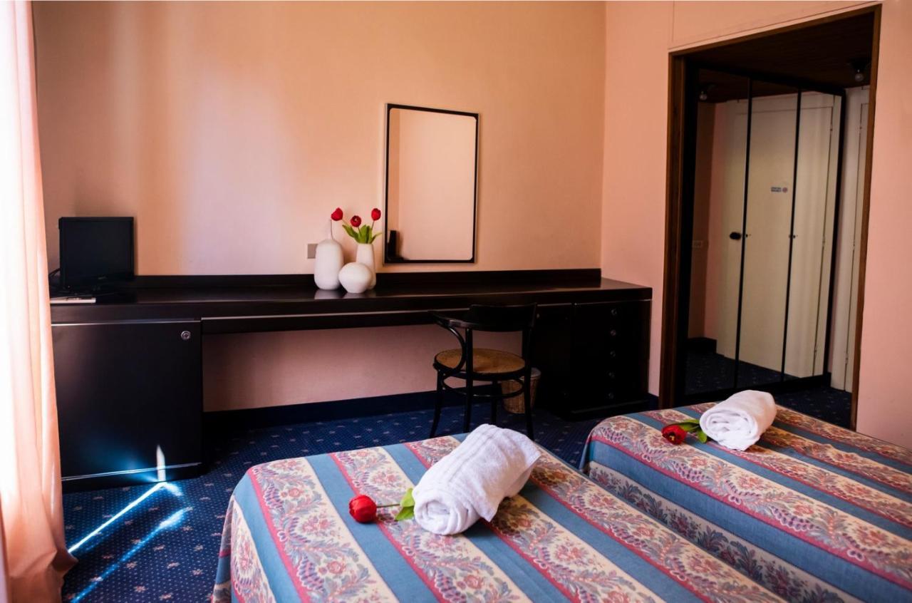 Hotel Milano Pool & Garden Salice Terme Bagian luar foto