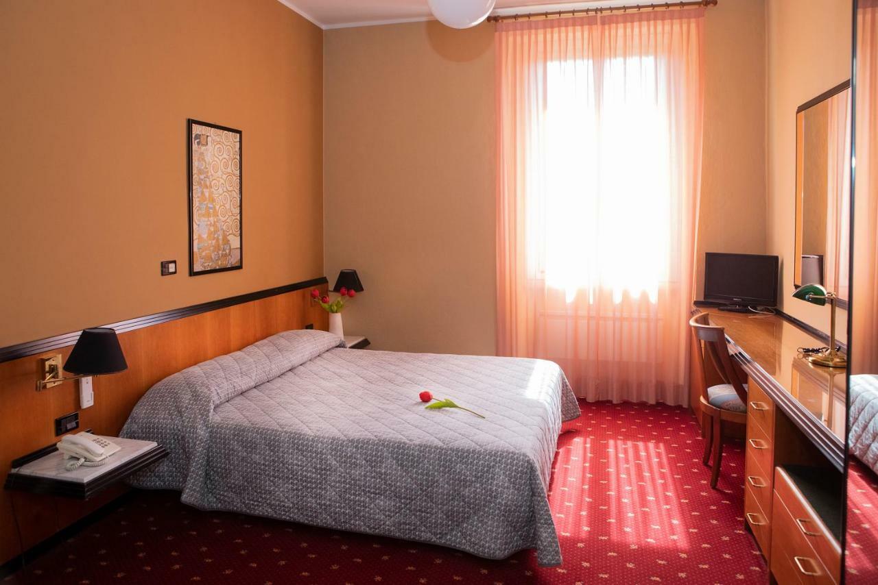 Hotel Milano Pool & Garden Salice Terme Bagian luar foto