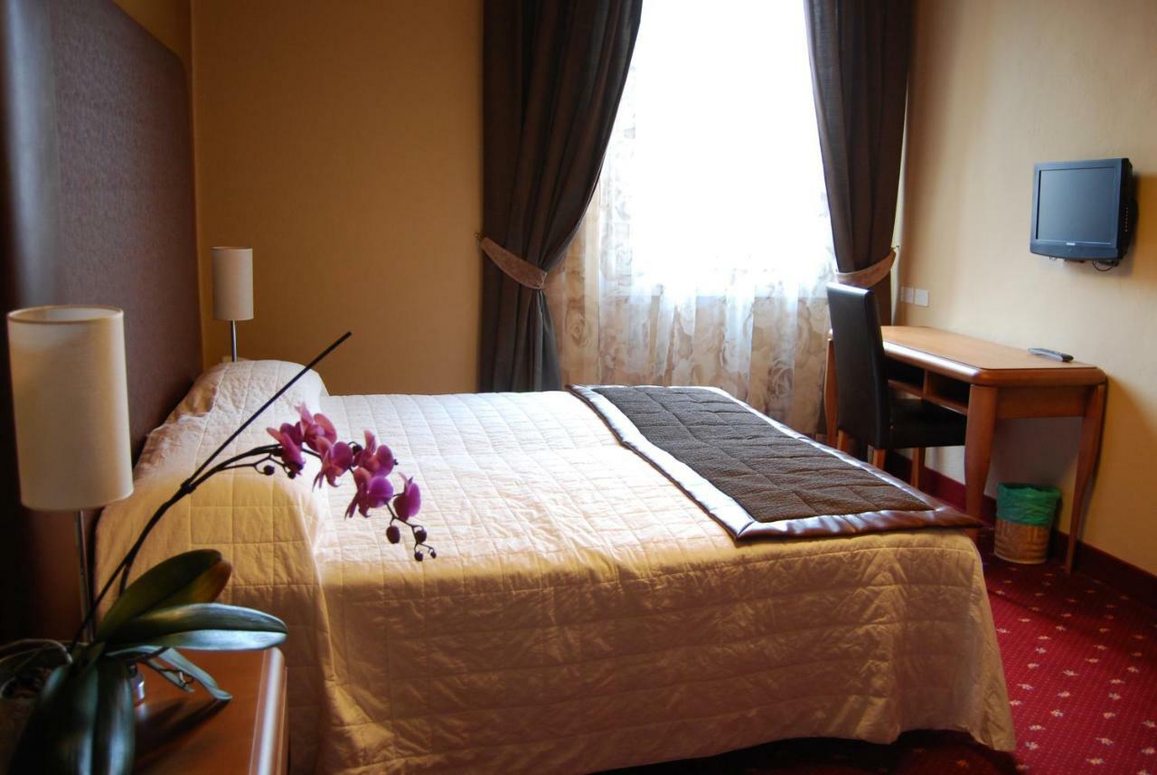 Hotel Milano Pool & Garden Salice Terme Bagian luar foto